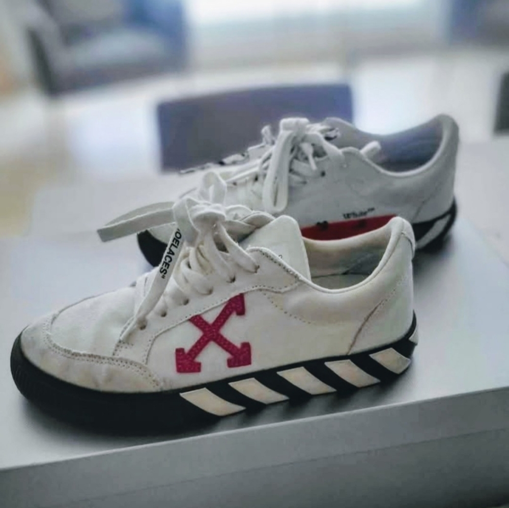 Off-White Vulcanized Low Sneakers
